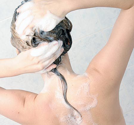 Shampoo, gli effetti indesiderati dei solfati