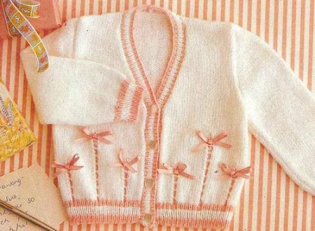 Lavori a maglia: come creare un cardigan con i fiocchi