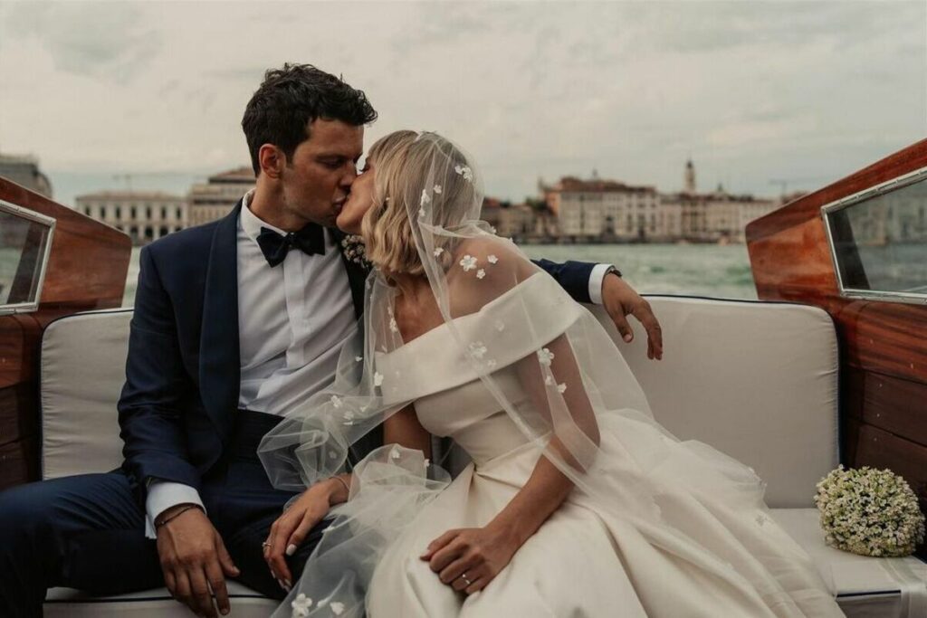 Federica Pellegrini e Matteo Giunta in un romantico scatto nel giorno del loro matrimonio