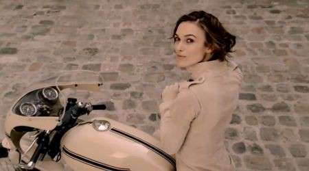Keira Knightley guida una Ducati per Coco Chanel: il video e le foto