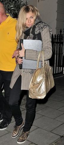 Sienna Miller con sneakers Jimmy Choo