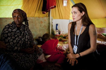 Angelina Jolie visita a sorpresa i profughi libici in Tunisia