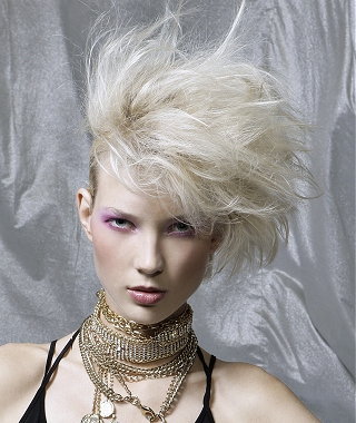 Capelli bianchi da giovani? E’ normale