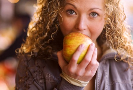 Colesterolo: bastano 1 o 2 mele al giorno per abbassarlo