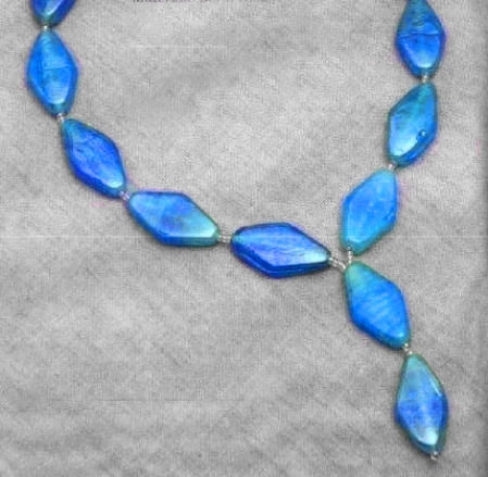 Bijoux: collana a rombi azzurri per l’abito da sera