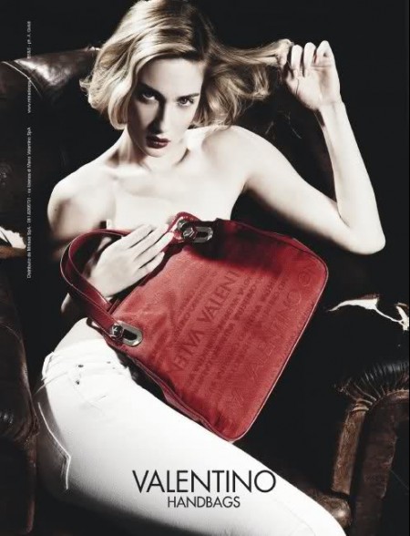 Eva Riccobono è la testimonial di Valentino handbags