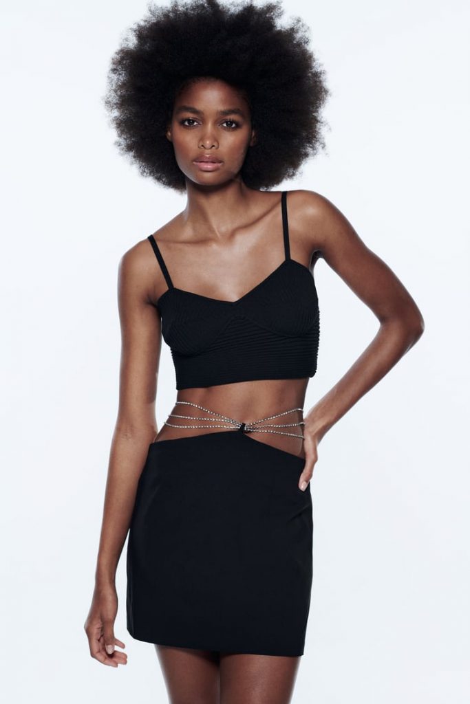 Minigonna nera con dettaglio catene brillanti Zara nuova collezione primavera-estate 2022