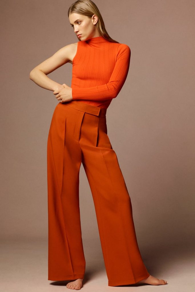 Pantaloni arancioni larghi con pinces Zara nuova collezione primaver-estate 2022