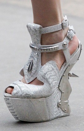 Alexander McQueen: le scarpe-scultura da amazzone metropolitana