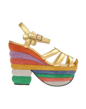Scarpe Ferragamo: i sandali con tacco e zeppa arcobaleno