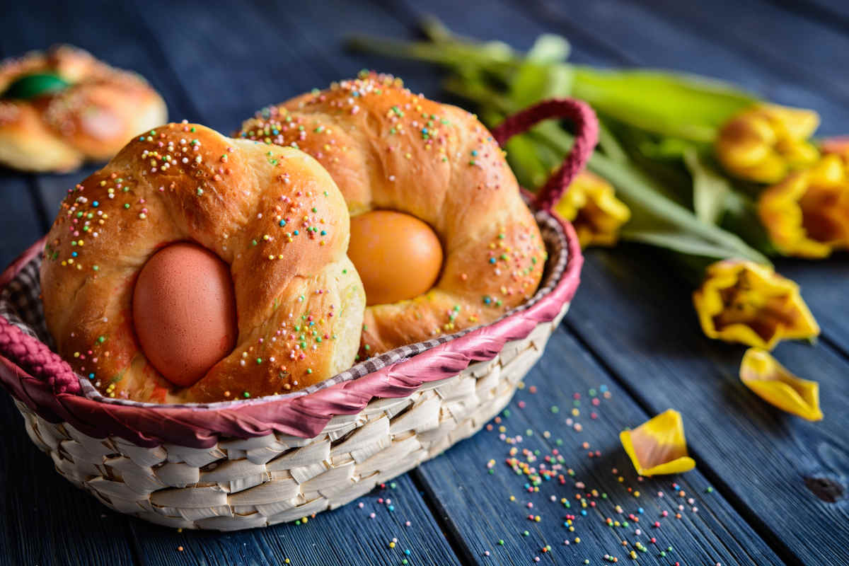 dolci pasquali con uovo all'interno di un cestino