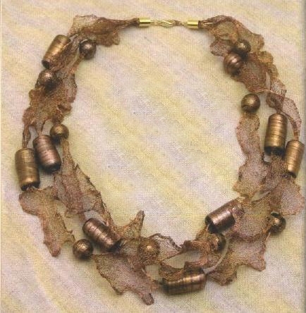 Bijoux: una collana in oro e rame intrecciata