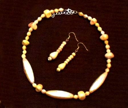 Bijoux: un girocollo e orecchini in perle naturali
