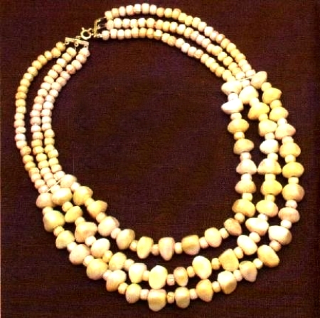 Bijoux: una collana a tre fili con perle naturali