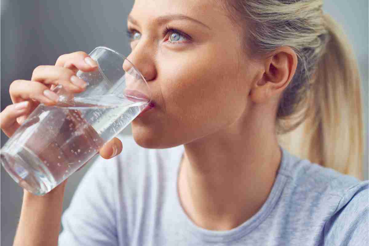 quanta acqua bere contro la ritenzione idrica