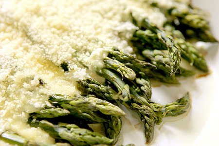 Ricette primaverili: asparagi al gratin