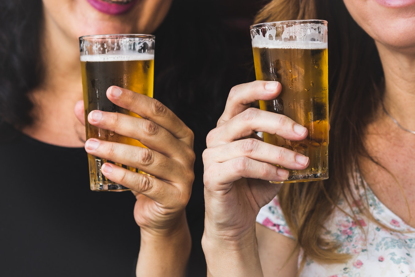 Donne che bevono la birra durante la dieta dimagrante