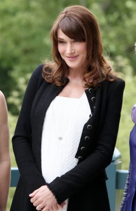 Carla Bruni veste un abito premaman Chanel al G8