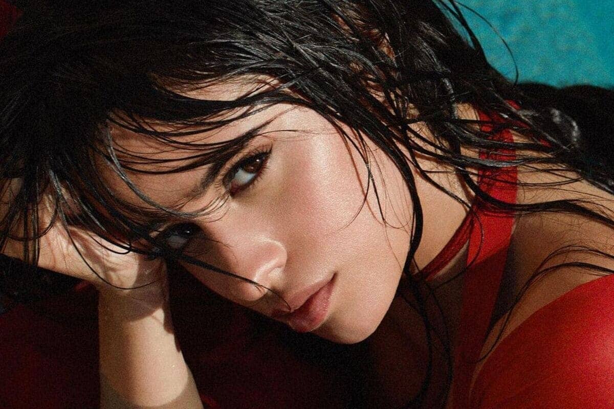 primo piano camila cabello con capelli umidi e mare alle spalle