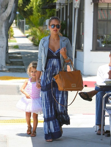 Jessica Alba: look stiloso GAP e Valentino