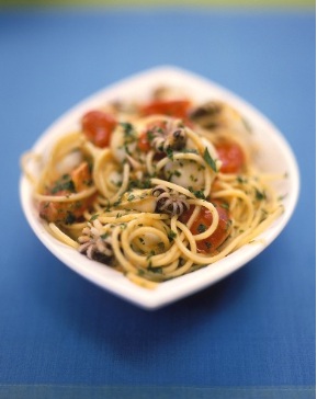 Ricette primi piatti: spaghetti con seppie e olive