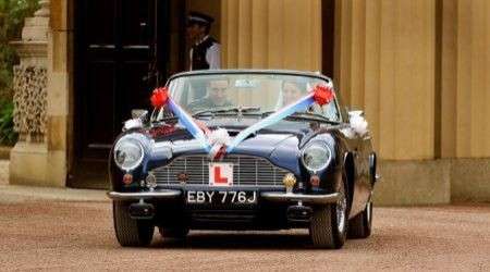 Matrimonio William e Kate: giro in Aston Martin per salutare la folla