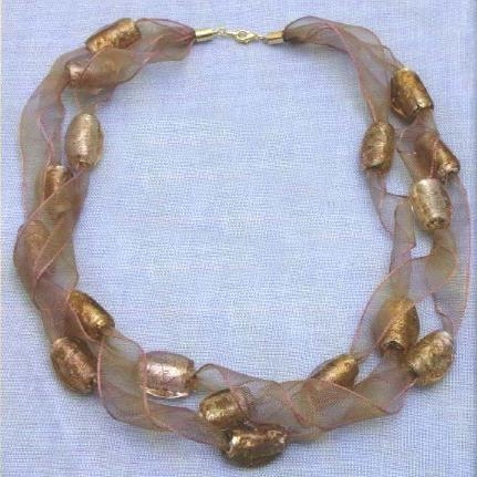 Bijoux crea un bellissimo girocollo di organza e perle
