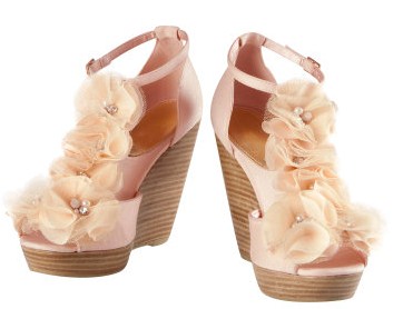 Romanticismo e toni bon ton nei sandali H&M con fiori in tulle e perline