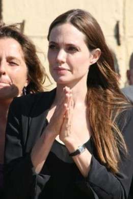 Angelina Jolie visita a sorpresa i profughi libici a Lampedusa. Foto
