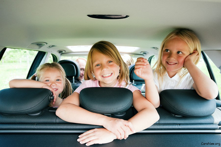Vacanze con i bambini: come risolvere il mal d’auto