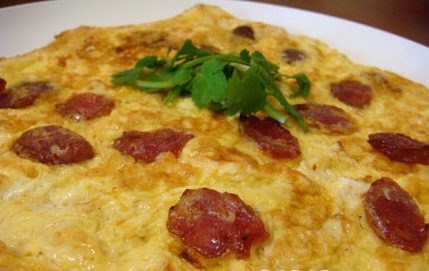 La ricetta della frittata al forno con salame, olive e peperoni