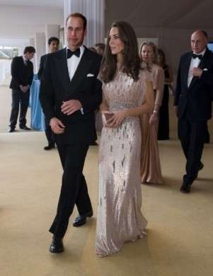Prima serata di gala per William e Kate, e la neo sposa è già regina di stile. Foto
