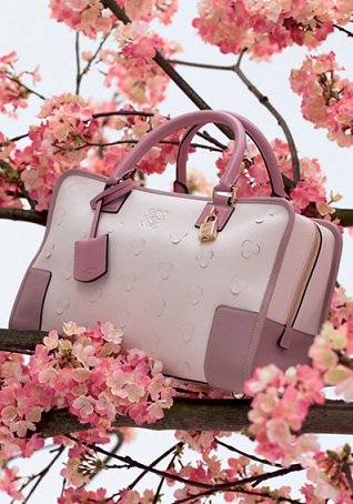 Loewe: borsa ‘Cherry Blossom’ Amazona con fiori di ciliegio