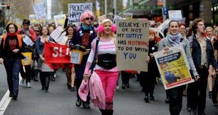 La marcia provocatoria delle donne per dire no agli abusi e alla violenza