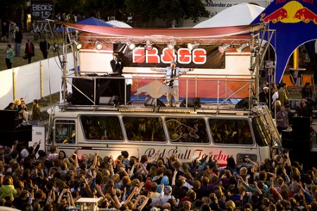 Per le ragazze che amano divertirsi arriva il Red Bull Tourbus sul Lago di Garda