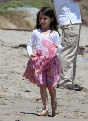 Suri Cruise non rinuncia ai tacchi neppure in spiaggia! Le foto