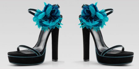 I fiori di Gucci a contrasto su sandali dal tocco futuristico