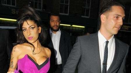 Amy Winehouse morta per amore? La cantante era depressa per la rottura con Reg Traviss