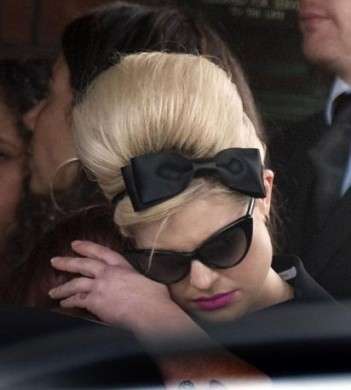 Al funerale di Amy Winehouse amici e parenti in lacrime: le foto