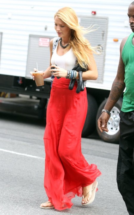 Blake Lively sul set di Gossip Girl, look gipsy e flip flop Havaianas… prima di rimettere i tacchi!