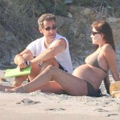 Il pancione di Carla Bruni, la First Lady e il marito si rilassano al mare
