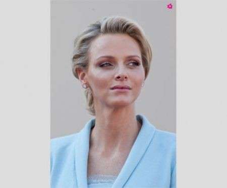 Charlene in Chanel color cielo, per unirsi al principe Alberto nel matrimonio civile