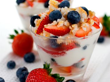 Dessert light, coppette di frutta e yogurt