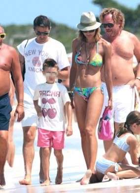 Martina Colombari in spiaggia è una mamma esplosiva, guardate che fisico!