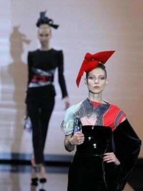Giorgio Armani Privé sfila a Paris Haute Couture A/I 2011/2012 con una collezione in bilico tra Oriente e Occidente