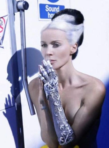 Il guanto più prezioso è “Contra Mundum” by Daphne Guinness, tempestato di diamanti!