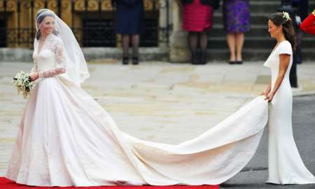 L’abito da sposa di Kate e la torta nuziale in mostra a Buckingham Palace