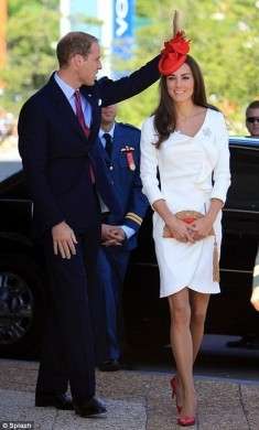 Kate Middleton in bianco Reiss con accessori rossi