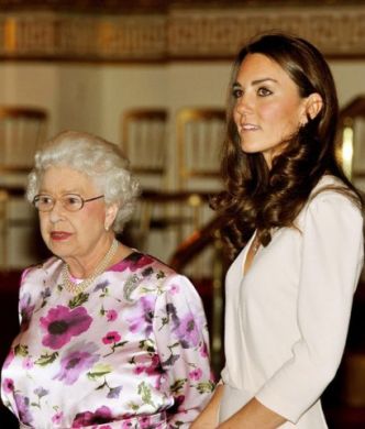 Kate Middleton, con un look perfetto, visita insieme alla regina la mostra a Buckingham Palace