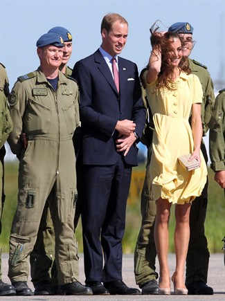 Kate Middleton con un abito giallo canarino di Jenny Packham
